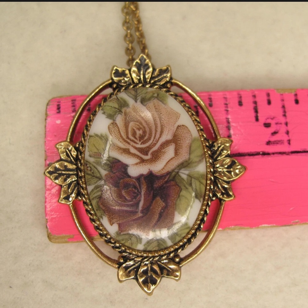 Signed SARAH COVENTRY Rose Floral Cameo Pendant Goldtone VTG - Picture 7 of 7